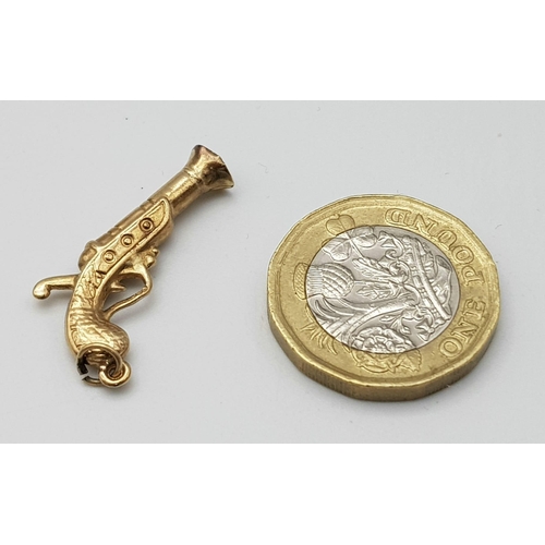 1035 - A 9K YELLOW GOLD PIRATE BLUNDERBUSS PISTOL CHARM. TOTAL WEIGHT 1.1G