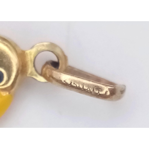 1049 - A 9K YELLOW GOLD ENAMELLED DUCK CHARM. TTOAL WEIGHT 0.9G