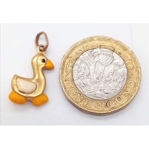 1049 - A 9K YELLOW GOLD ENAMELLED DUCK CHARM. TTOAL WEIGHT 0.9G