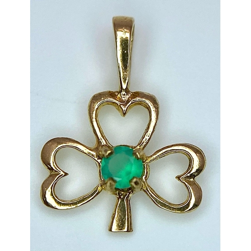 1063 - A 9K YELLOW GOLD EMERALD SET 3 LEAF CLOVER LUCKY CHARM / PENDANT. TOTAL WEIGHT 0.6G