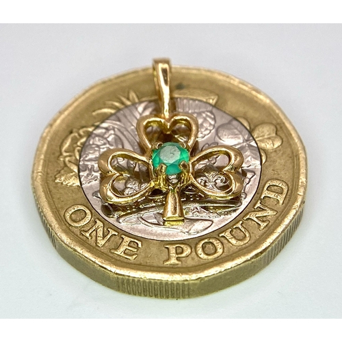 1063 - A 9K YELLOW GOLD EMERALD SET 3 LEAF CLOVER LUCKY CHARM / PENDANT. TOTAL WEIGHT 0.6G