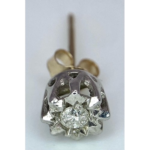 1098 - A 9K WHITE GOLD DIAMOND SINGLE STUD EARRING. TOTAL WEIGHT 0.4G