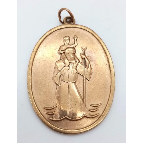 593 - A 9K GOLD VINTAGE ST CHRISTOPHER PENDANT IN AN ATTRACTIVE OVAL SHAPE . 9.7gms    3cms drop