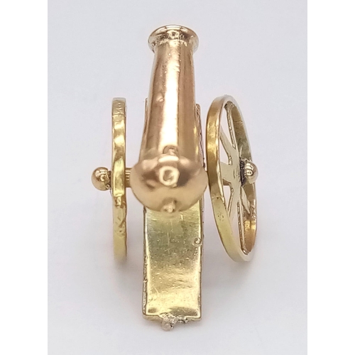 705 - A 18K YELLOW GOLD CANNON CHARM ARSENAL GUNNERS THEME. TOTAL WEIGHT 1.8G. A/F