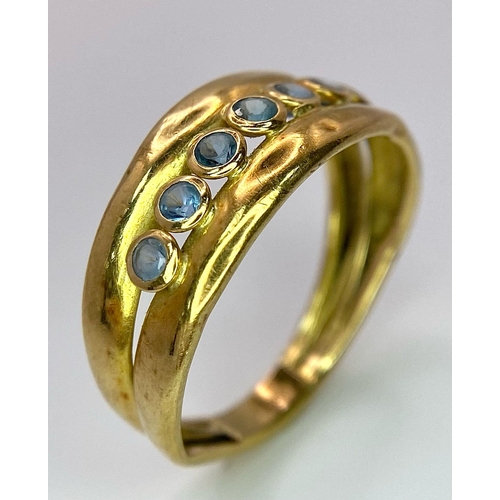 726 - A 18K YELLOW GOLD BLUE TOPAZ SET RING. TOTAL WEIGHT 1.5G. SIZE N