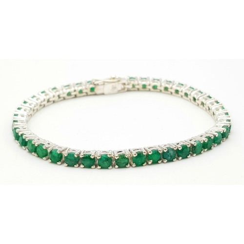 856 - An Emerald Gemstone Tennis Bracelet set in 925 Silver. 18cm. 16.7g weight. Ref: CD-1131