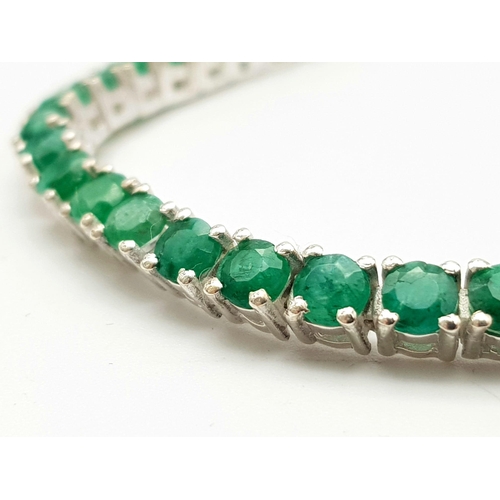 856 - An Emerald Gemstone Tennis Bracelet set in 925 Silver. 18cm. 16.7g weight. Ref: CD-1131