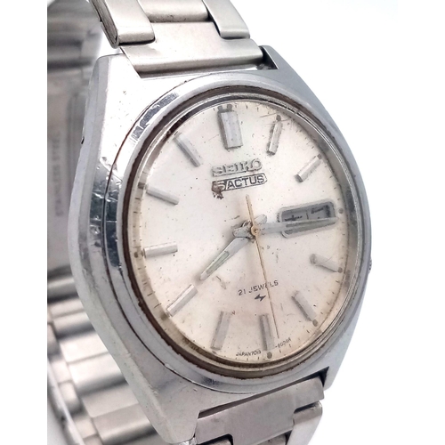 947 - A Vintage Seiko 5 Actus Gents Watch. Stainless steel bracelet and case - 38mm. Aged dial with day/da... 