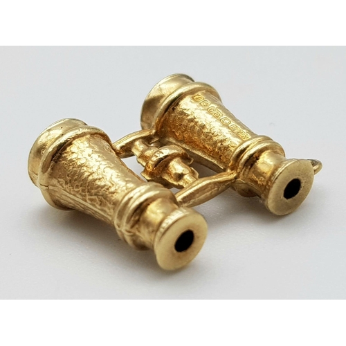 951 - A 9K YELLOW GOLD BINOCULARS CHARM. TOTAL WEIGHT 1G