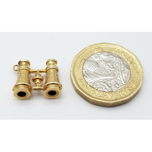 951 - A 9K YELLOW GOLD BINOCULARS CHARM. TOTAL WEIGHT 1G