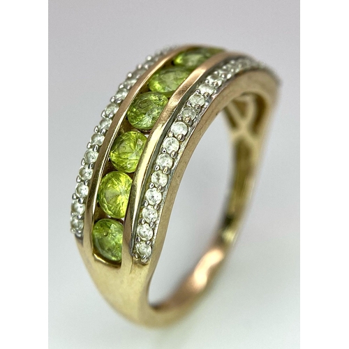 979 - A 9K YELLOW GOLD DIAMOND & PERIDOT 3 ROW RING. TOTAL WEIGHT 3.3G. SIZE P