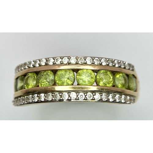 979 - A 9K YELLOW GOLD DIAMOND & PERIDOT 3 ROW RING. TOTAL WEIGHT 3.3G. SIZE P