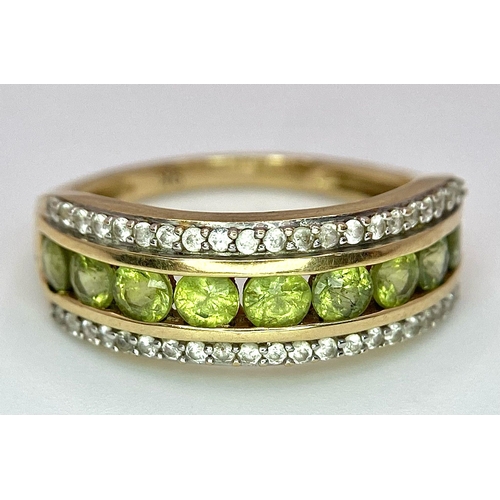 979 - A 9K YELLOW GOLD DIAMOND & PERIDOT 3 ROW RING. TOTAL WEIGHT 3.3G. SIZE P