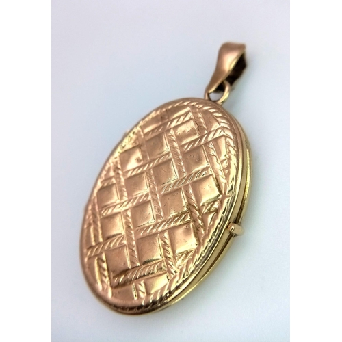 1544 - A 9K yellow gold oval patterned locket, 8.4g 44mm x 25mm

ref: SH1301I