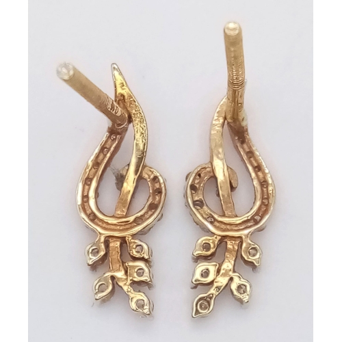 555 - A PAIR OF 18K YELLOW GOLD 0.25CT DIAMOND SET DROP EARRINGS WITH SCREW BACK FITTINGS. TOTAL WEIGHT 1.... 