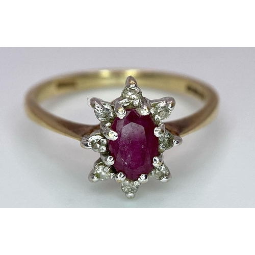 1021 - A 9K YELLOW GOLD DIAMOND & RUBY CLUSTER RING. TOTAL WEIGHT 1.7G. SIZE K