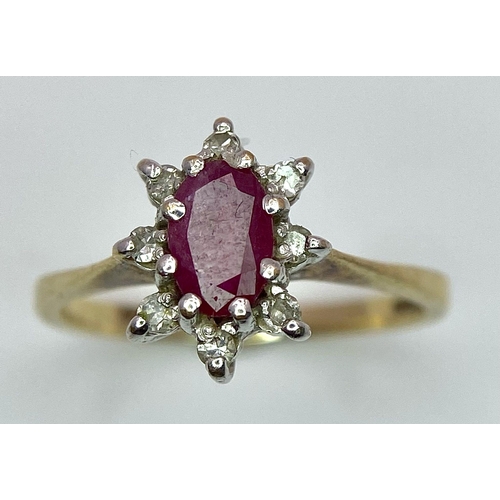 1021 - A 9K YELLOW GOLD DIAMOND & RUBY CLUSTER RING. TOTAL WEIGHT 1.7G. SIZE K