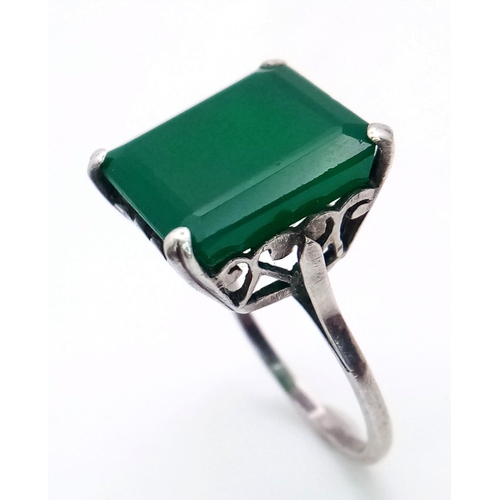 1094 - A Vintage 925 Silver Jade Ring. Size O.