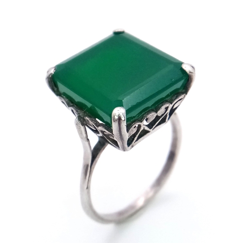 1094 - A Vintage 925 Silver Jade Ring. Size O.