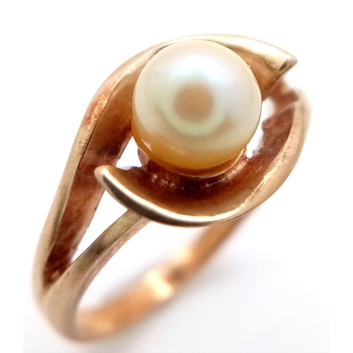 1143 - A 9K GOLD RING WITH A CENTRAL PEARL .   2.7gms   size N