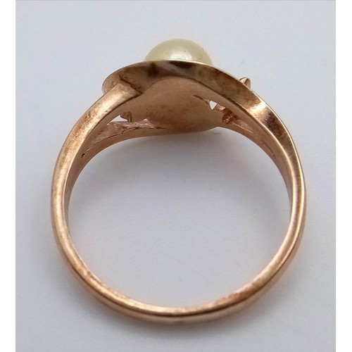 1143 - A 9K GOLD RING WITH A CENTRAL PEARL .   2.7gms   size N