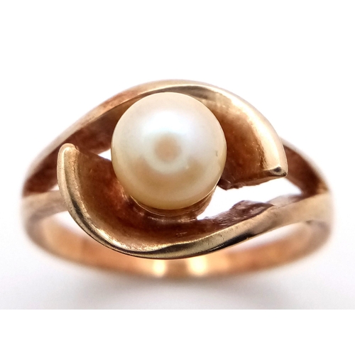 1143 - A 9K GOLD RING WITH A CENTRAL PEARL .   2.7gms   size N