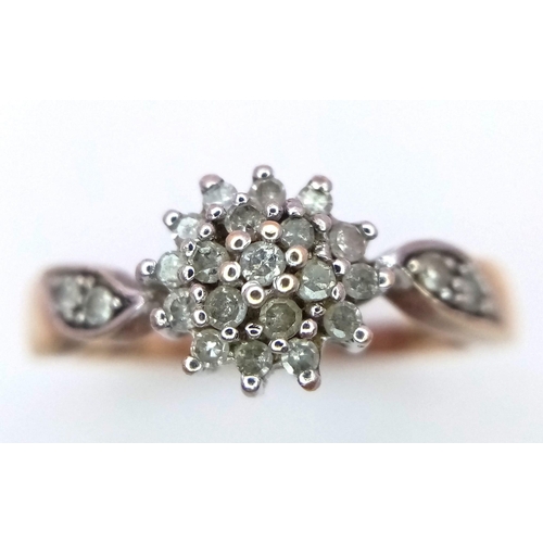 569 - A 9K YELLOW GOLD 0.25CT DIAMOND CLUSTER RING. TOTAL WEIGHT 2.6G. SIZE O