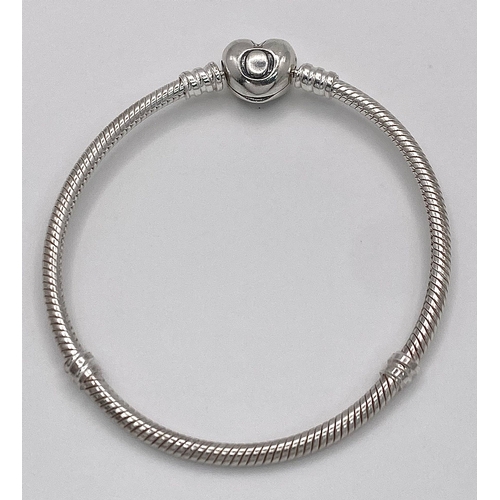 849 - A PANDORA STELRING SILVER MOMENTS BRACELET WITH HEART CLASP 14.7G , 13.3cm 

ref: SC 3123