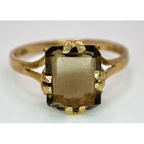 958 - A 9K YELLOW GOLD SMOKEY QUARTZ SET RING. TOTAL WEIGHT 1.8G. SIZE O