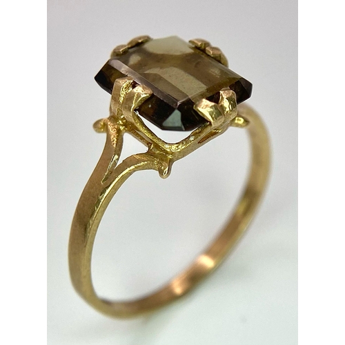 958 - A 9K YELLOW GOLD SMOKEY QUARTZ SET RING. TOTAL WEIGHT 1.8G. SIZE O