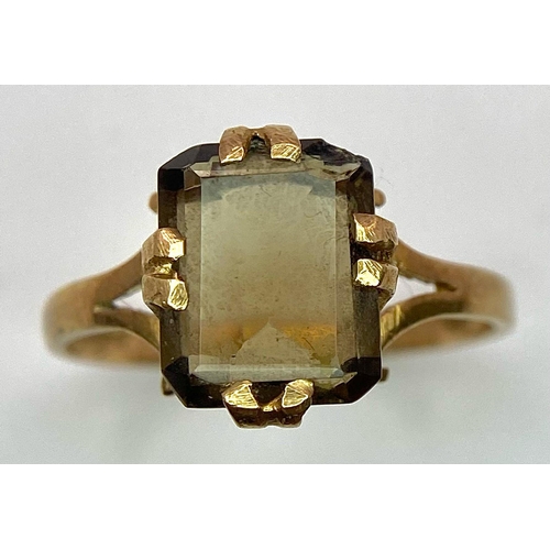 958 - A 9K YELLOW GOLD SMOKEY QUARTZ SET RING. TOTAL WEIGHT 1.8G. SIZE O