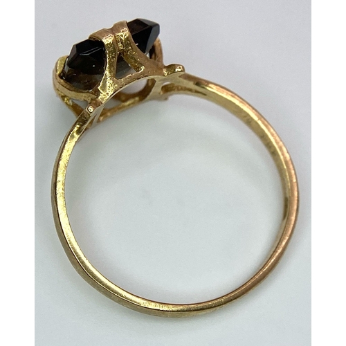 958 - A 9K YELLOW GOLD SMOKEY QUARTZ SET RING. TOTAL WEIGHT 1.8G. SIZE O