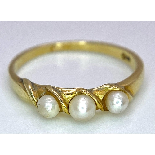 1363 - AN 18K GOLD RING WITH 3 PEARLS TO THE TOP WITH TWIST DESIGN .1.9gms   size N