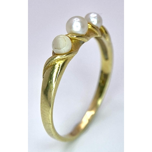 1363 - AN 18K GOLD RING WITH 3 PEARLS TO THE TOP WITH TWIST DESIGN .1.9gms   size N