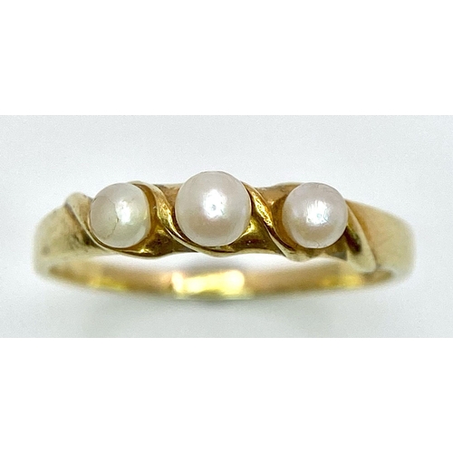 1363 - AN 18K GOLD RING WITH 3 PEARLS TO THE TOP WITH TWIST DESIGN .1.9gms   size N