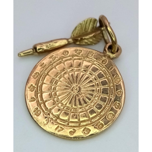 624 - A 9K yellow gold dartboard and dart pendant, 2.4g

ref: SH1365I