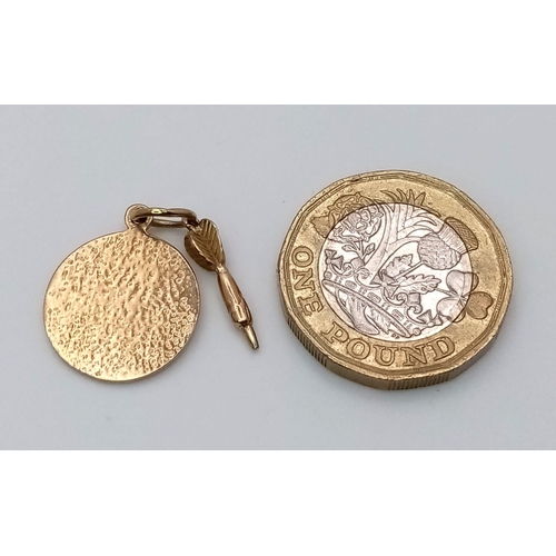 624 - A 9K yellow gold dartboard and dart pendant, 2.4g

ref: SH1365I