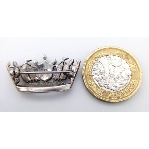 1410 - A vintage stone set silver crown brooch. Total weight 4.35G.