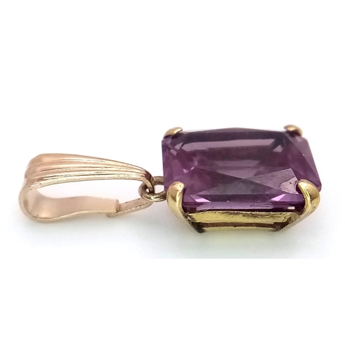 1643 - A 9K Yellow Gold Alexandrite Pendant. 2cm. 1.2g total weight.