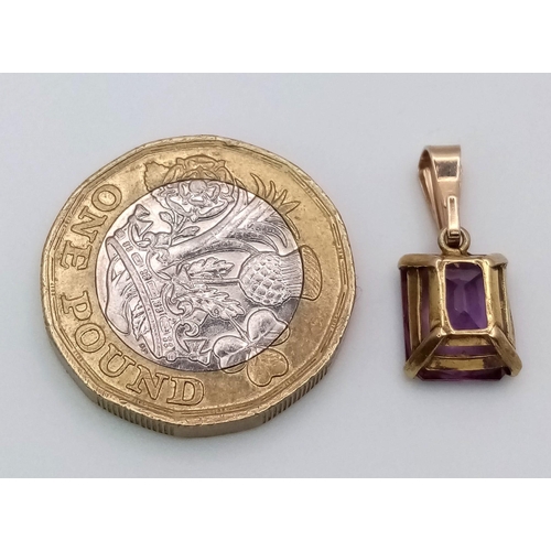 1643 - A 9K Yellow Gold Alexandrite Pendant. 2cm. 1.2g total weight.