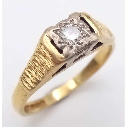 1699 - AN 18K GOLD DIAMOND SOLITAIRE RING WITH BARKED SHOULDERS  .   4,2gms    size M/N