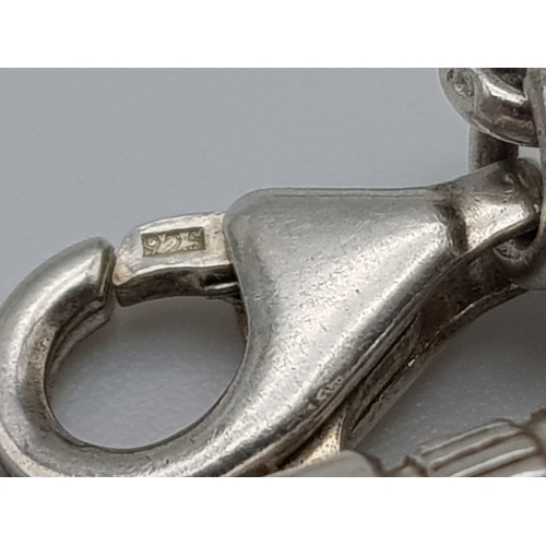 1265 - A STERLING SILVER CAMERA CHARM WHICH OPENS TO REVEAL A COUPLE HOLDING HANDS 5.1G

ref: SC 3127