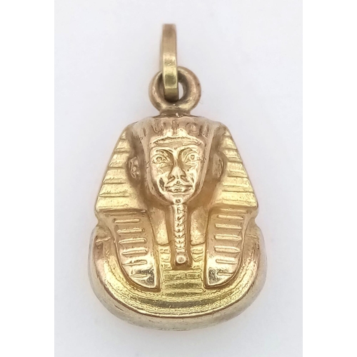 1413 - A 9K YELLOW GOLD MASK OF TUTANKHAMUN CHARM. TOTAL WEIGHT 0.7G