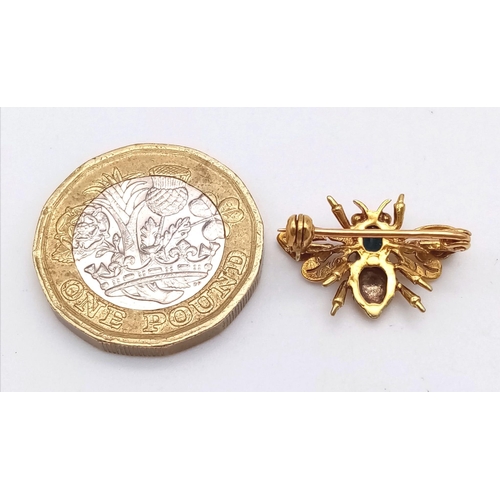 1420 - A 9K YELLOW GOLD SMALL BEE BROOCH SET WITH A BLUE STONE BELIEVED TO BE SAPPHIRE. TOTAL WEIGHT 2G