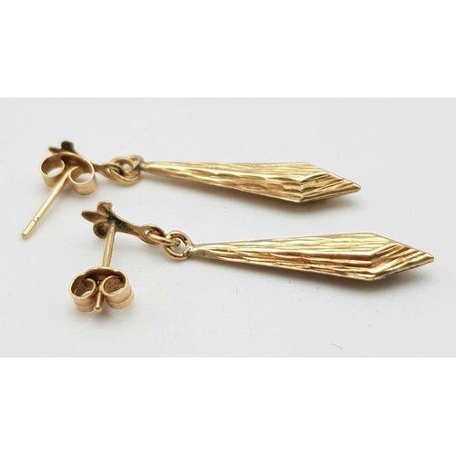 1243 - A 9K yellow gold drop earrings, 0.7g , approx 27mm drop

ref: SH1395I-6