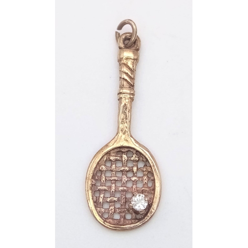 1250 - A 9K yellow gold tennis racket pendant set with diamond, 1g (dia:0.03ct),  25mm x 9mm

ref: SH1366I