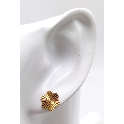 1264 - A 9k yellow gold floral shaped studs with linear detailing, 0.7g

ref: SH1395I-5