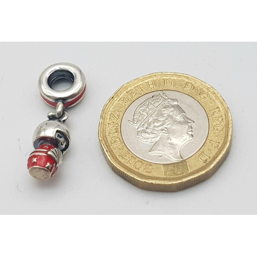 1289 - A PANDORA STERLING SILVER JAPANESE GEISHA DOLL IN RED KIMONO WITH FAN CHARM 3.8G , 22mm x 6mm

ref: ... 