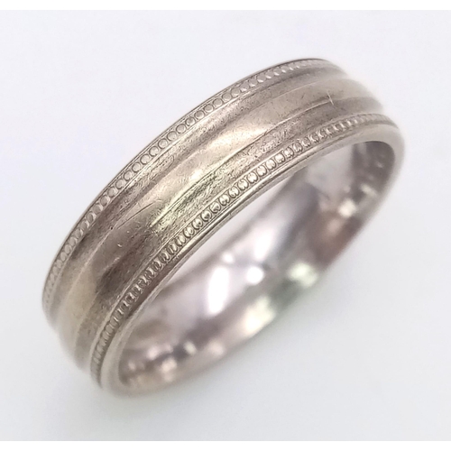 1365 - A vintage 9K white gold band ring. Total weight 3.8G. Size L.