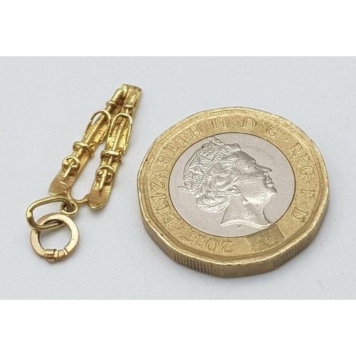 1399 - A 9K YELLOW GOLD SKI'S CHARM. TOTAL WEIGHT 1G